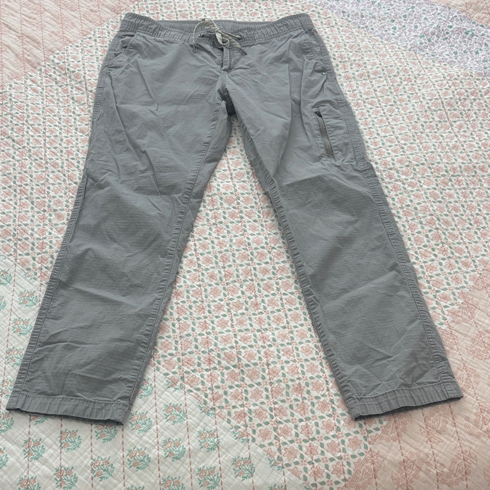 Vuori Women's ripstop pants in Gray